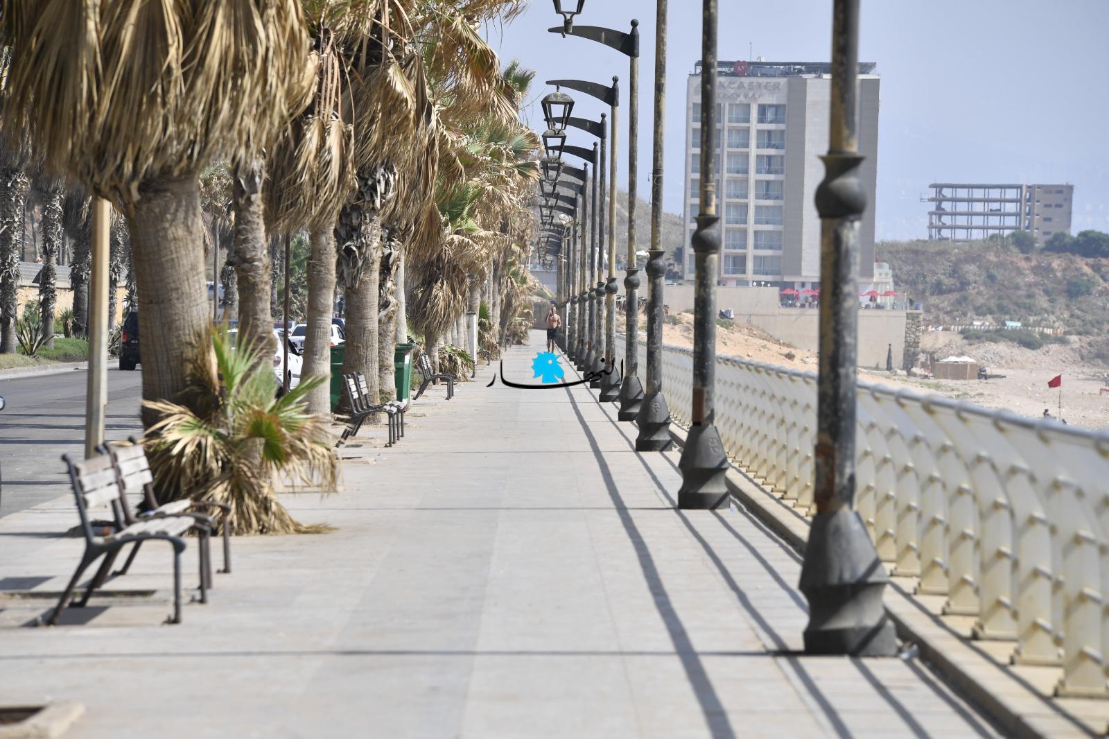 بالصور - محبو السباحة يلجؤون إلى الكورنيش البحري هربا من لهيب الصيف